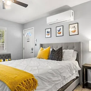 Holiday home Charming Overlooking The Pool., Phoenix